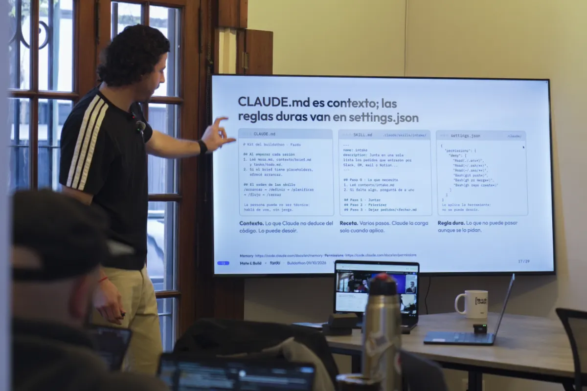 Pato explicando frente a una pantalla durante la Buildathon de Fardo