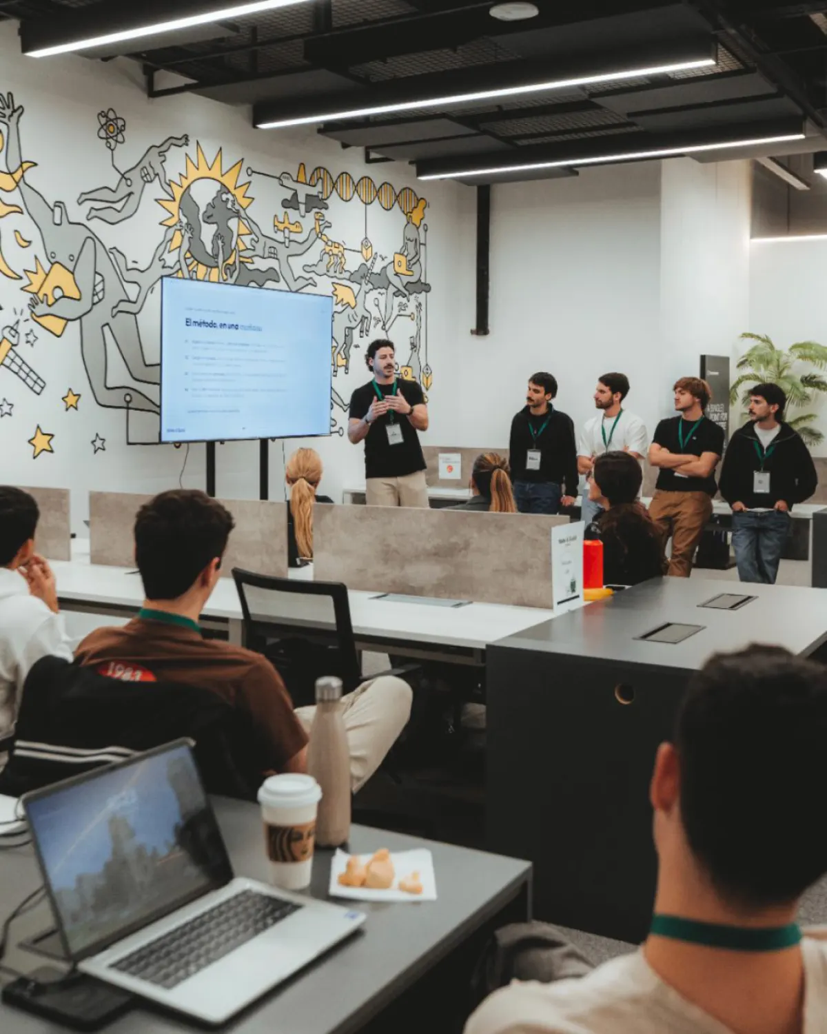 La sala de la Buildathon multi-empresa, con los equipos trabajando
